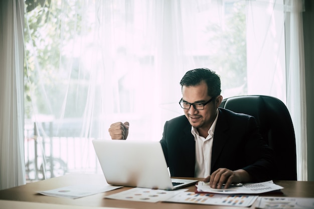 Homme d&#39;affaires assis sur son lieu de travail