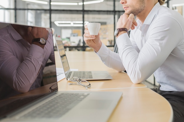 Homme affaires, attente, devant, ordinateur portable