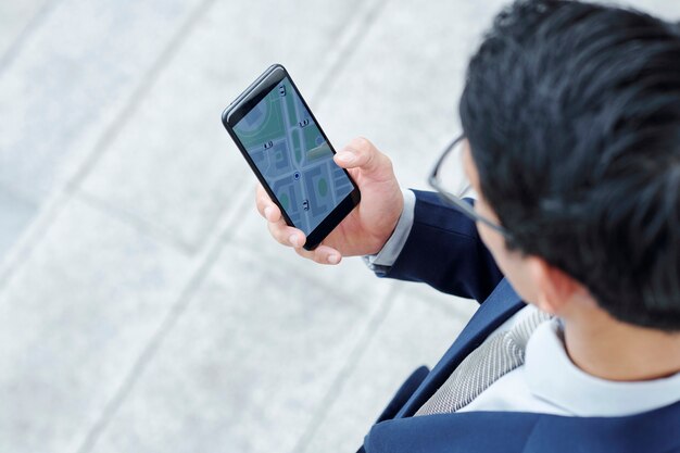 Homme d'affaires en attente de taxi