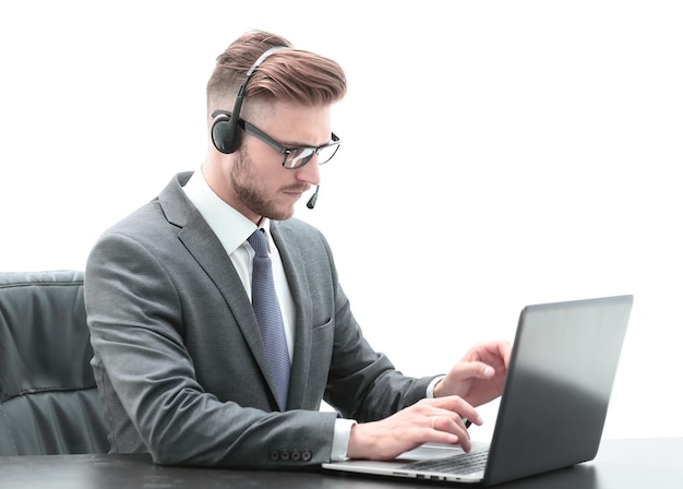 Homme d'affaires attentif écoutant le cours d'affaires audio le concept d'apprentissage en ligne