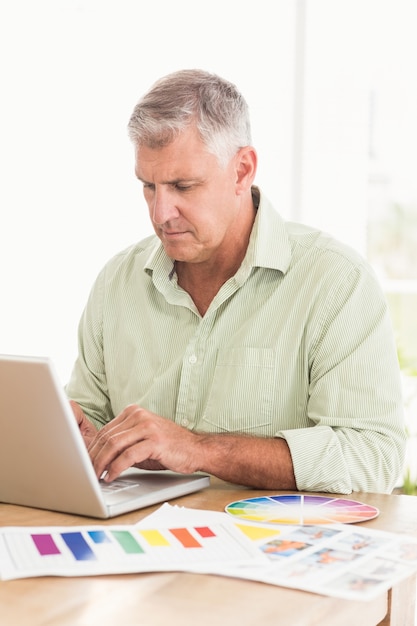 Homme d&#39;affaires attentionné travaillant sur un ordinateur portable