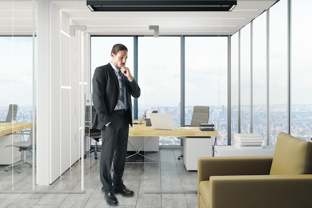 Homme d'affaires attrayant dans un intérieur de bureau moderne