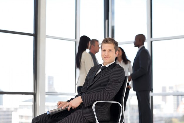 Homme d&#39;affaires au bureau assis sur une chaise