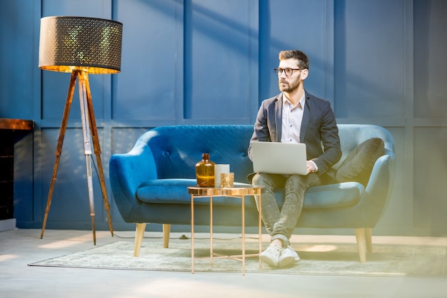 Homme d'affaires au bureau de luxe