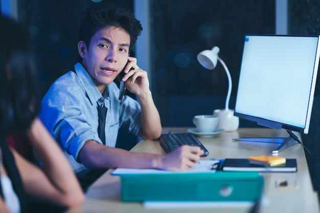 Homme d'affaires au bureau la nuit