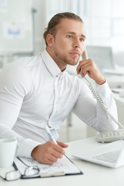 Photo homme d'affaires au bureau travaillant au bureau