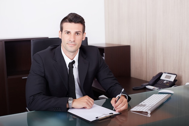 Photo homme d'affaires au bureau