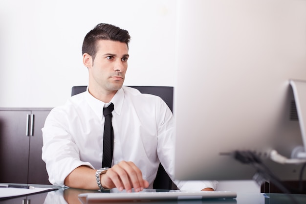 Homme d'affaires au bureau