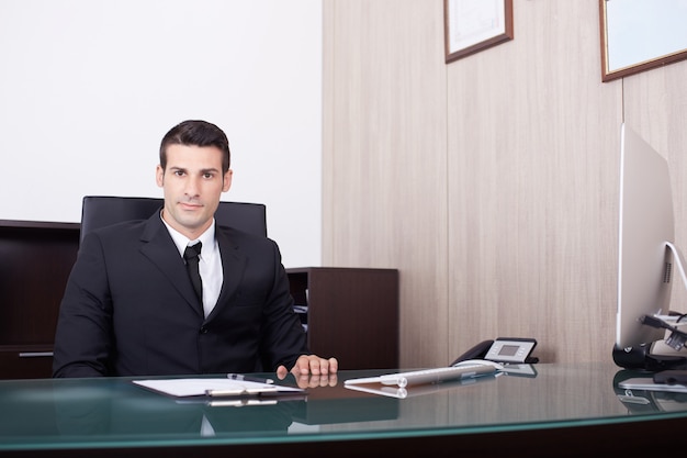 Homme d'affaires au bureau