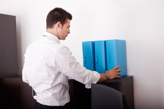 Homme d'affaires au bureau