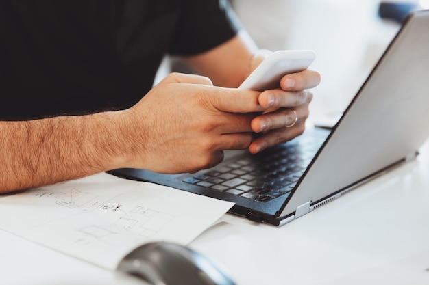 Homme d'affaires au bureau