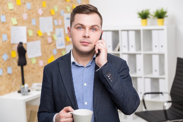 Homme d&#39;affaires au bureau