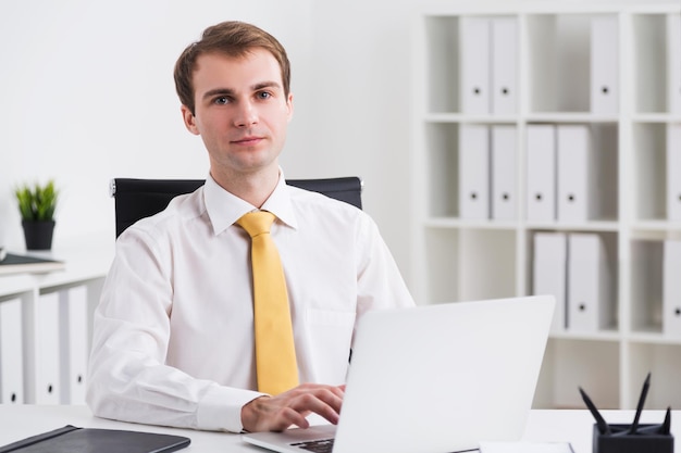 Homme d&#39;affaires au bureau