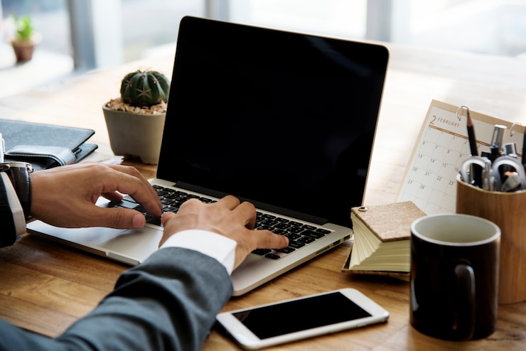 Photo un homme d&#39;affaires au poste de travail