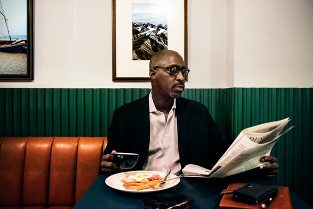 Homme d&#39;affaires au restaurant pour un repas