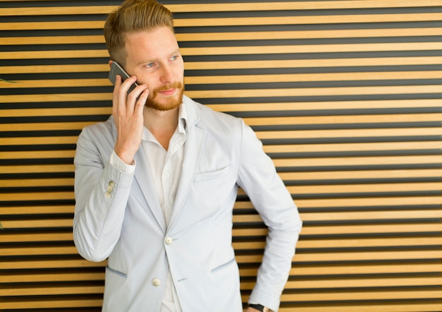 Homme d&#39;affaires au téléphone au bureau