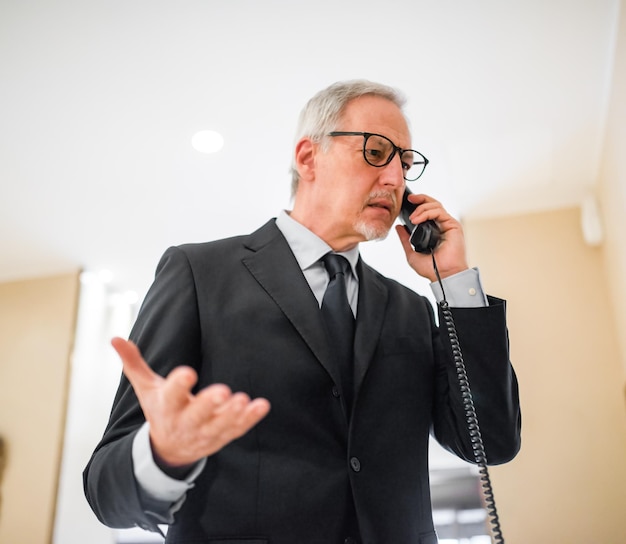 Un homme d'affaires au téléphone.