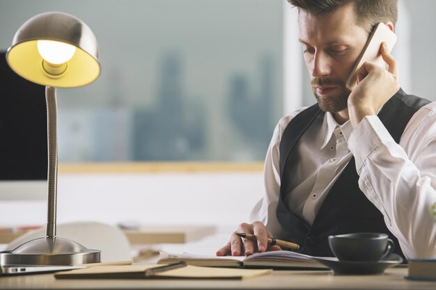 Homme d&#39;affaires au téléphone