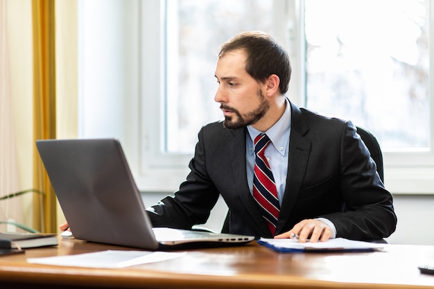 Homme d'affaires au travail dans son bureau