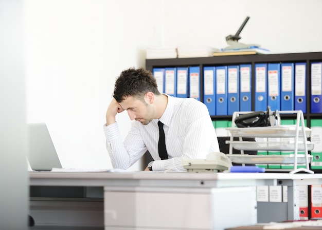 Homme d&#39;affaires ayant du stress au bureau