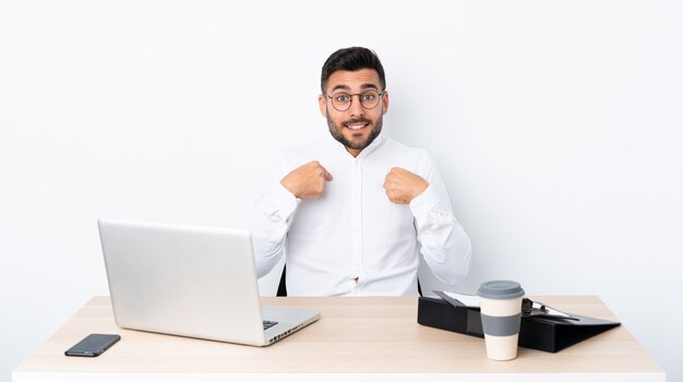 Homme d'affaires avec barbe sur mur isolé