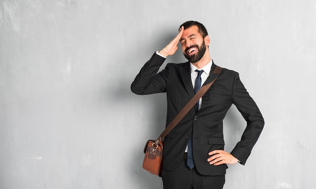 Homme d&#39;affaires avec la barbe vient de réaliser quelque chose et a l&#39;intention de la solution