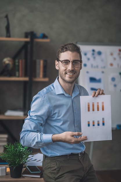 Photo homme d'affaires barbu en chemise bleue travaillant sous projet