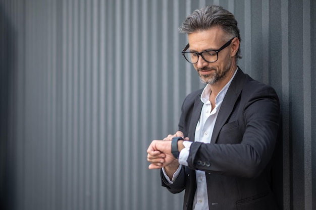 Homme d'affaires barbu confiant dans les lunettes