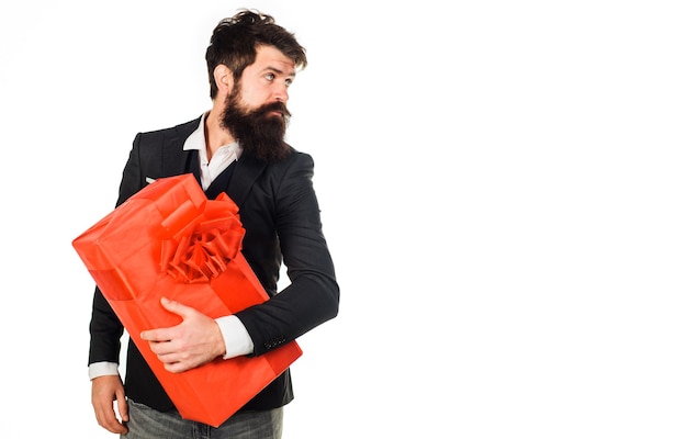 Homme d'affaires barbu en costume élégant avec présent, coffret cadeau.