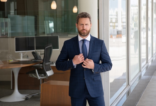 Homme d'affaires barbu mature en costume professionnel à l'extérieur du bureau, affaires.