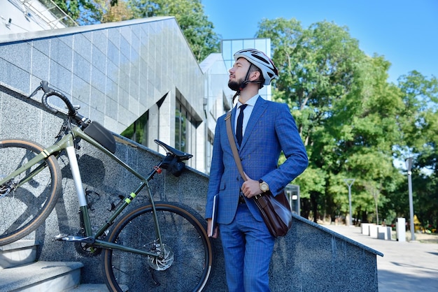 Homme d'affaires barbu avec tablette numérique debout près du centre d'affaires