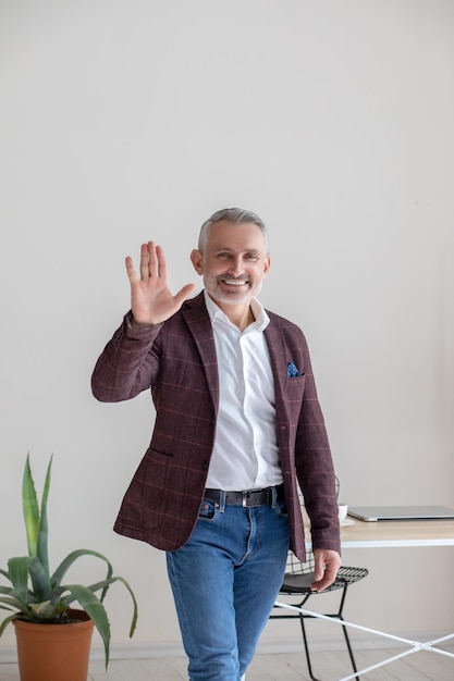 Homme d'affaires. Beau homme d'âge moyen confiant au bureau