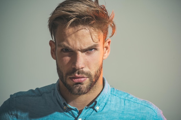 Homme d'affaires beau sérieux portrait homme séduisant avec une coiffure élégante homme pensif intelligent dans