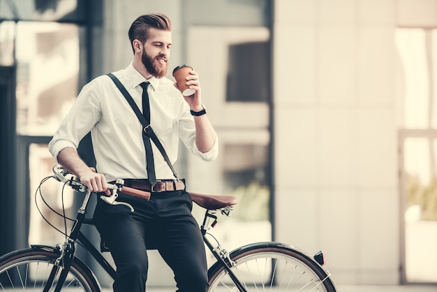 Homme affaires, bicyclette