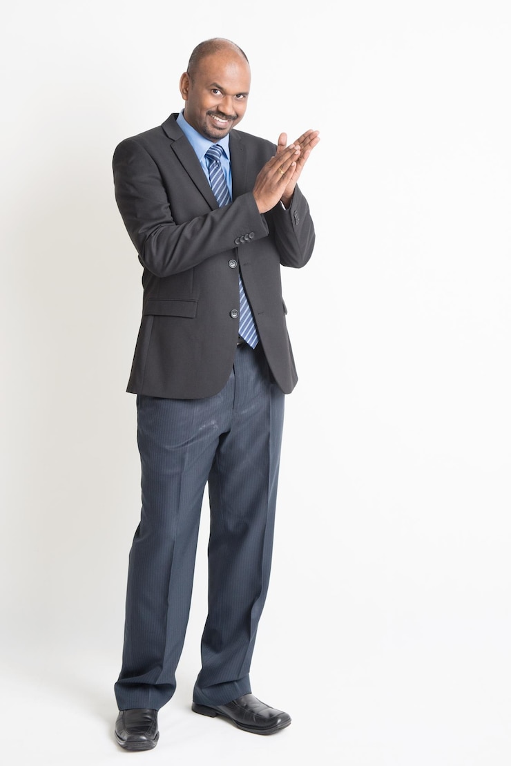 Photo un homme d'affaires bien habillé et confiant sur un fond blanc.