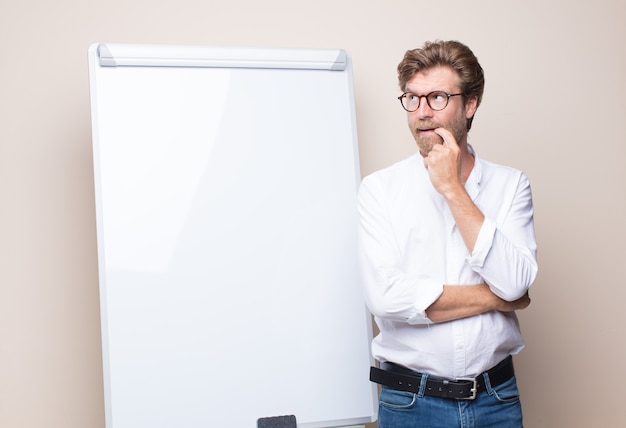 Homme d'affaires blonde adulte avec une planche