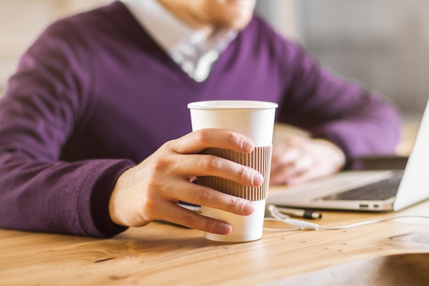 Homme d'affaires, boire du café à l'aide d'un ordinateur portable