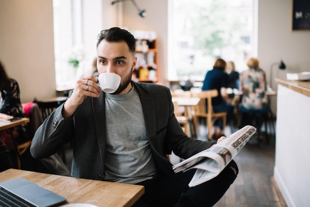 Homme d'affaires, boire du café au café