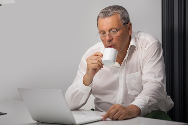 Homme d&#39;affaires, boire du café tout en travaillant au bureau
