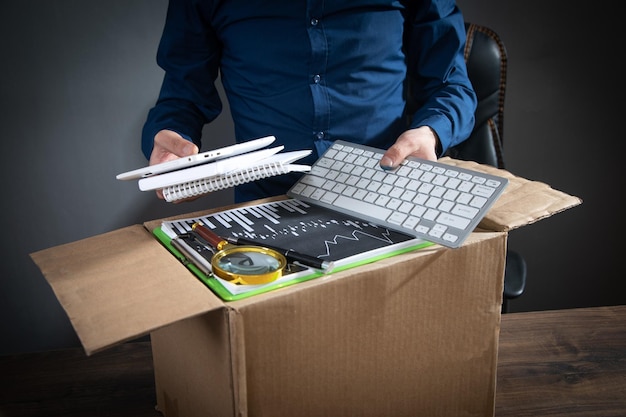 Homme d'affaires avec une boîte en carton et des objets commerciaux Perte d'emploi Chômage