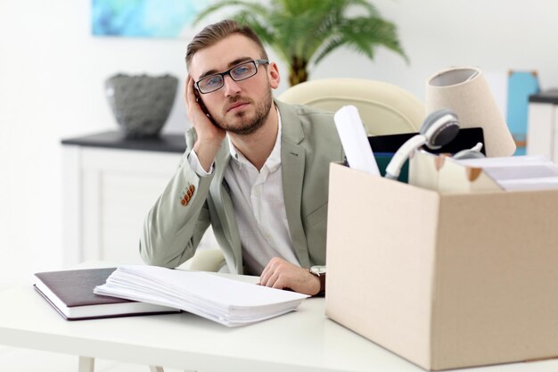 Homme d'affaires avec boîte de déménagement au bureau