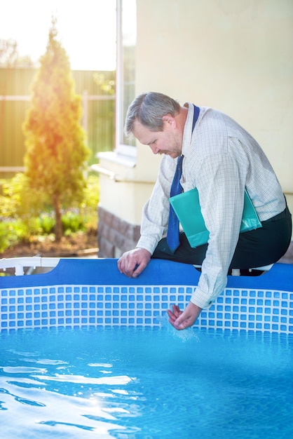 Homme d'affaires bouleversé près de la piscine