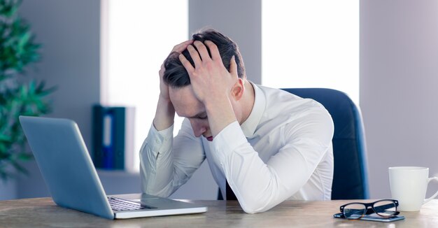 Homme d&#39;affaires bouleversé avec la tête dans les mains