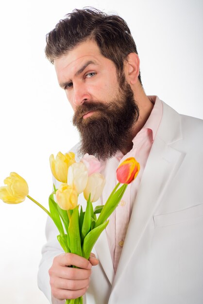 Homme d'affaires avec bouquet de tulipes pour anniversaire homme barbu romantique détient bouquet de fleurs