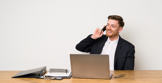 Homme affaires, bureau, conversation, téléphone portable