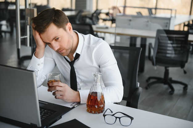 Homme d&#39;affaires buvant au stress sur le lieu de travail