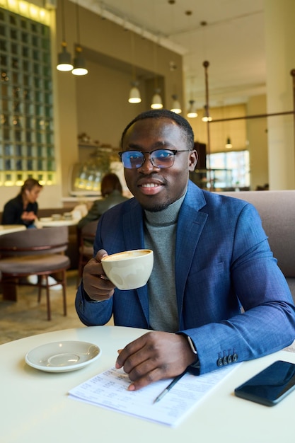 Homme d'affaires avec café assis au café