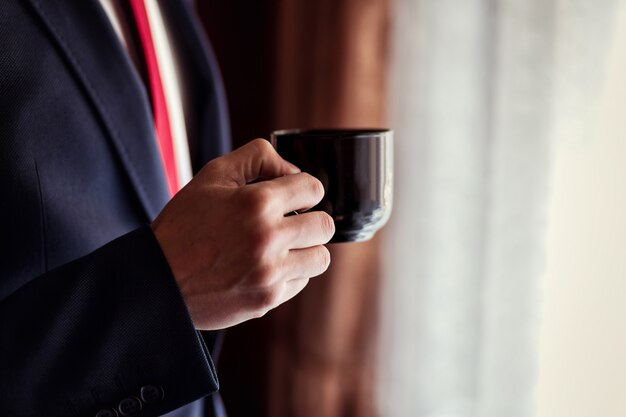 Homme affaires, café buvant, matin, palefrenier, politicien, style homme, mâle, mains, closeup, américain, européen, homme affaires