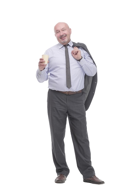 Homme d'affaires avec un café à emporter et une veste sur son épaule.