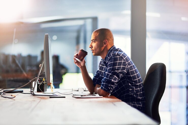 Photo homme d'affaires café et ordinateur pour la planification brainstorming ou la lecture d'un article pour l'édition au bureau rédacteur en chef ou travailleur créatif avec la caféine pour la décision de productivité ou le choix sur le site web